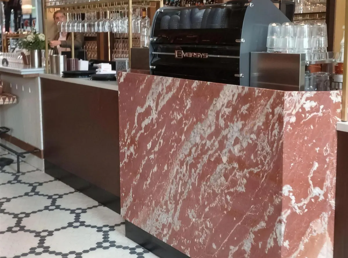 Eversys på en bardisk i röd marmor