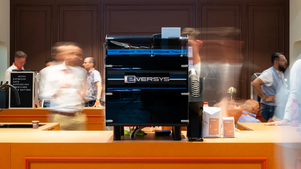 En svart Eversys på disken i en bar, med gäster och personal i rörelse runt omkring
