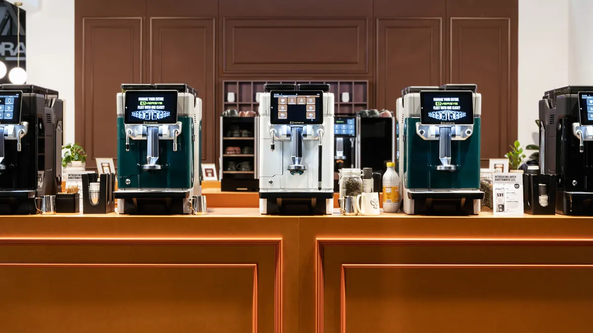Eversys espressomaskiner i grönt och vitt på en disk