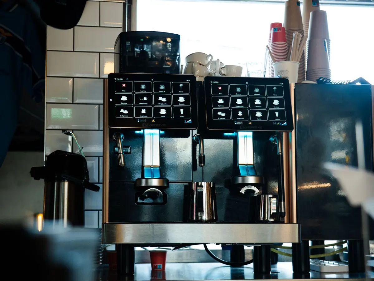 Två Eversys bredvid varandra på disken i ett kafé
