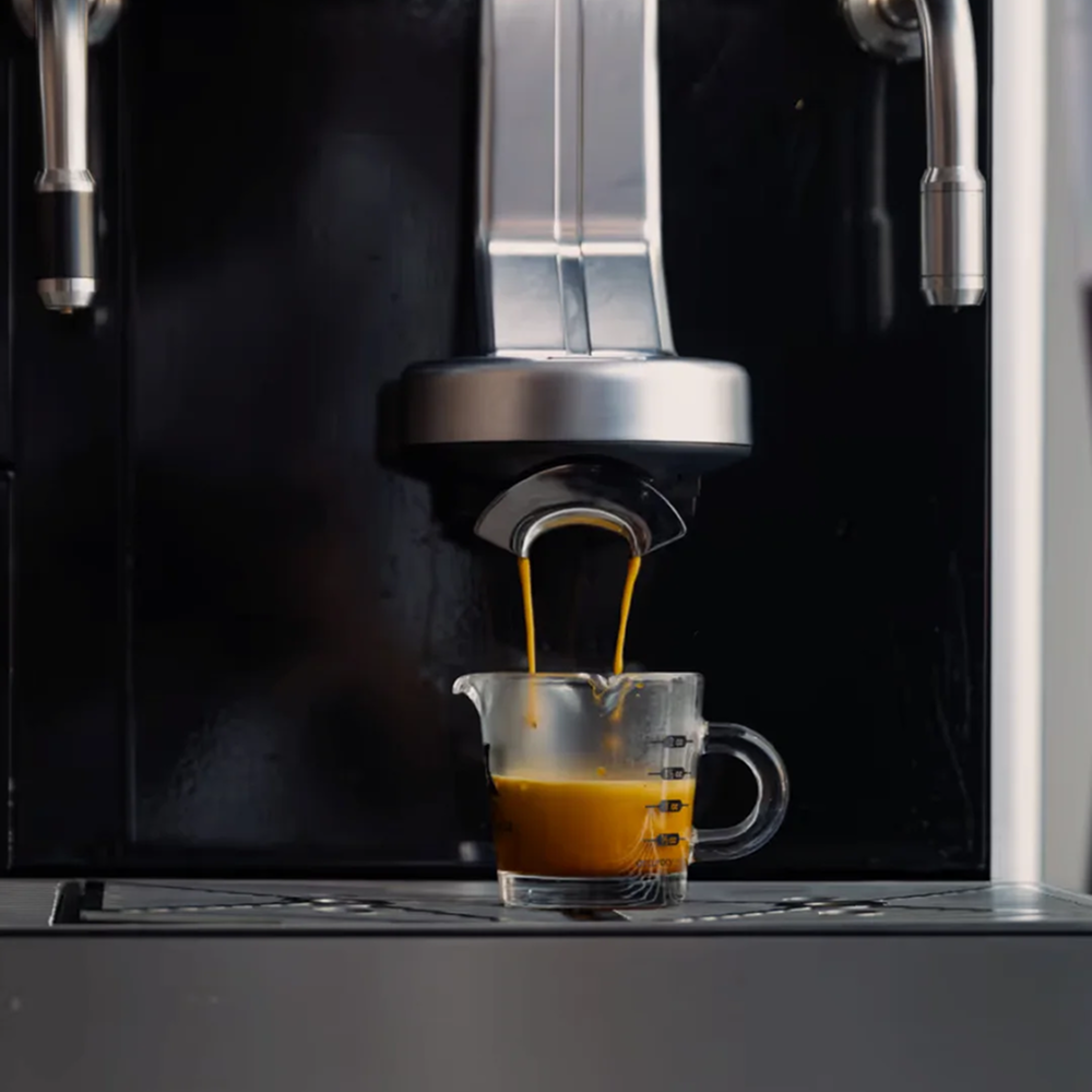 Espresso som bryggs ner i ett glas ur en Eversys espressomaskin