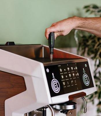 Barista fixar en kaffemaskin