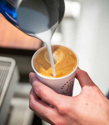 Kaffe som hälls i en kopp