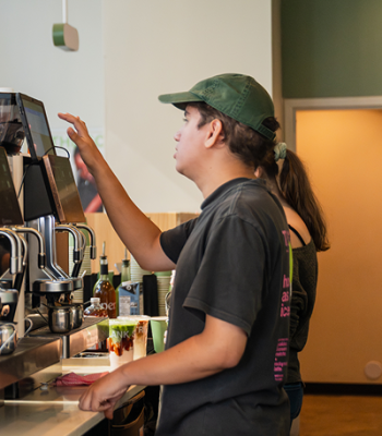 barista som serverar kaffe