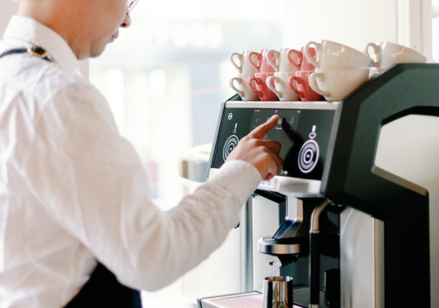 Barista som använder en cameo kaffemaskin
