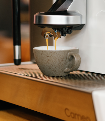 Kopp med kaffe ur en kaffemaskin