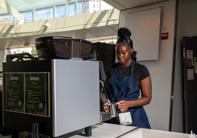 Barista som använder en enigma kaffemaskin