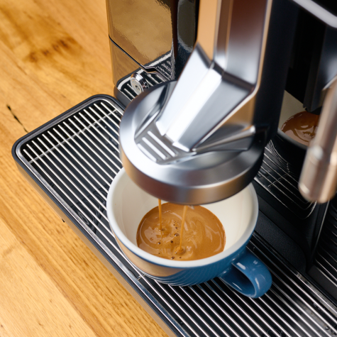 Kaffe ur en kaffemaskin i en butik