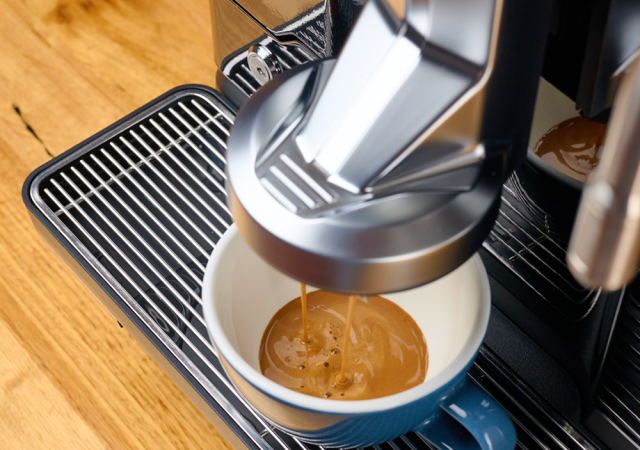 Kaffe ur en kaffemaskin i en butik